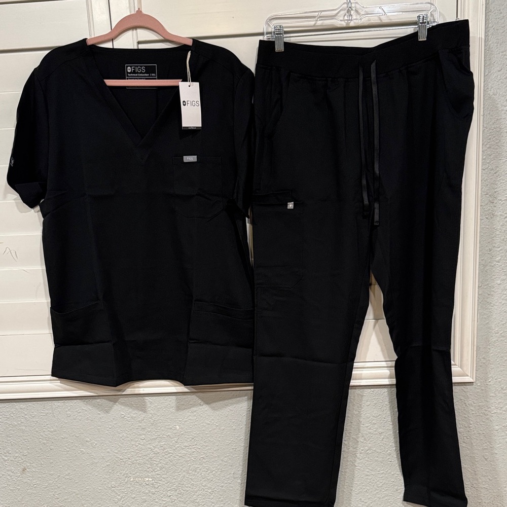 Figs Jet Black Scrub Ensemble